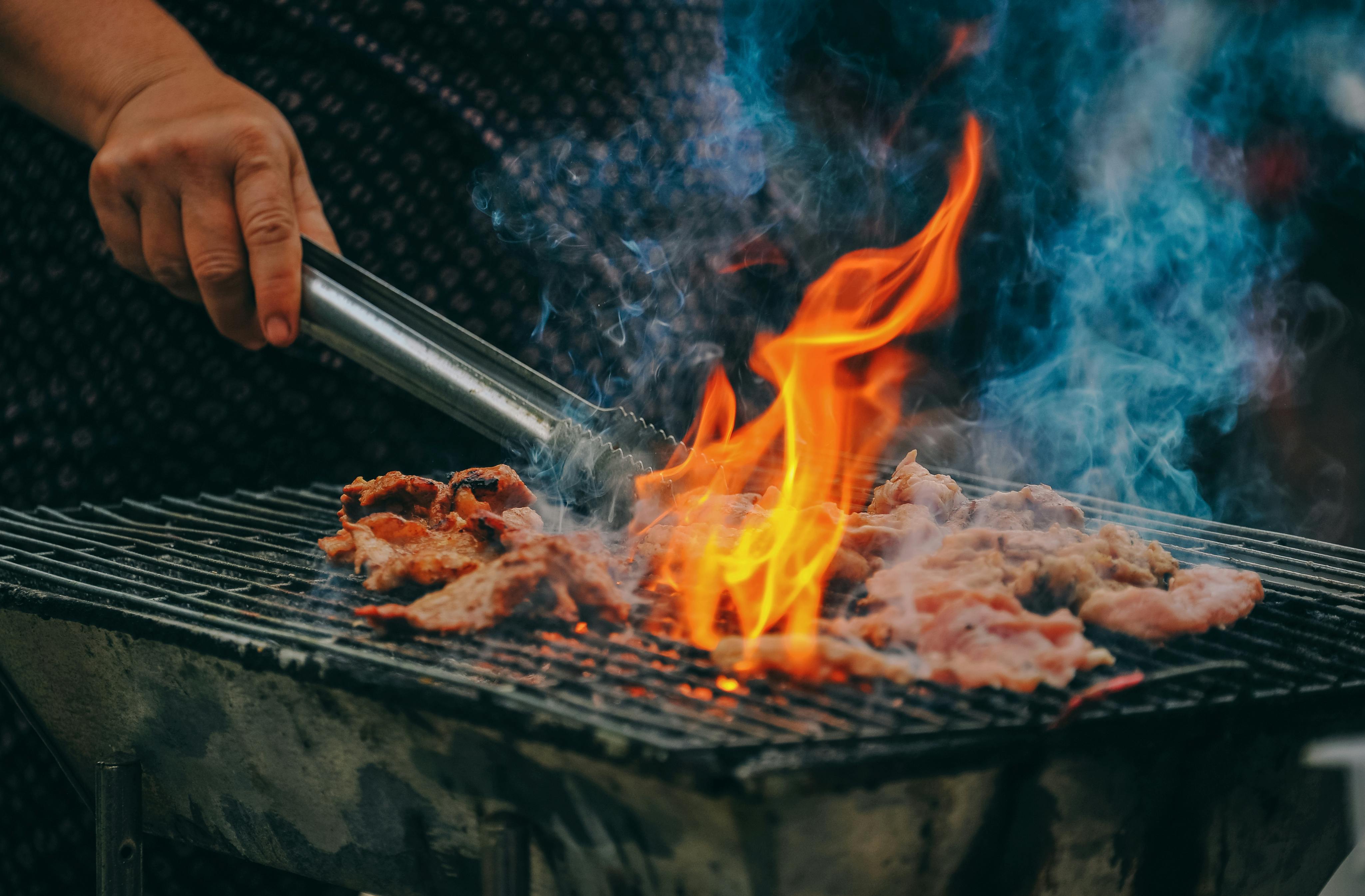 Live fire grill in action — Fire Que